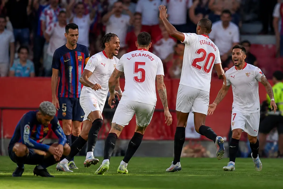 Joueurs de FC Séville célèbrent après le match contre FC Barcelone avec des notes élevées